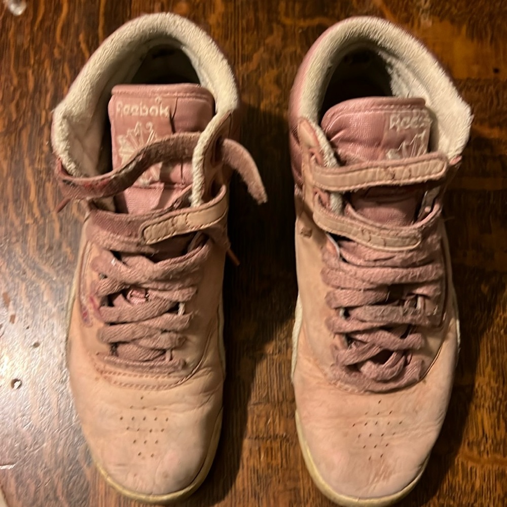 Vintage Reebok athletic shoes light pink